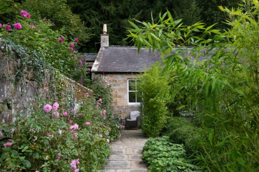 Cosy cottage for two hidden in a romantic garden