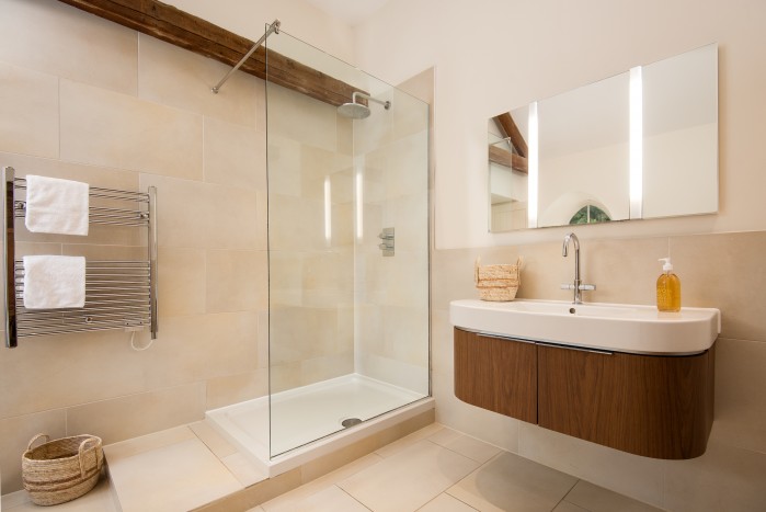 Large self catering cottage with walk in shower