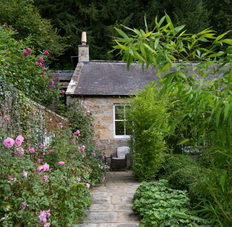Cosy cottage for two hidden in a romantic garden